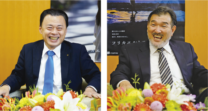 知事と福澤氏の笑顔